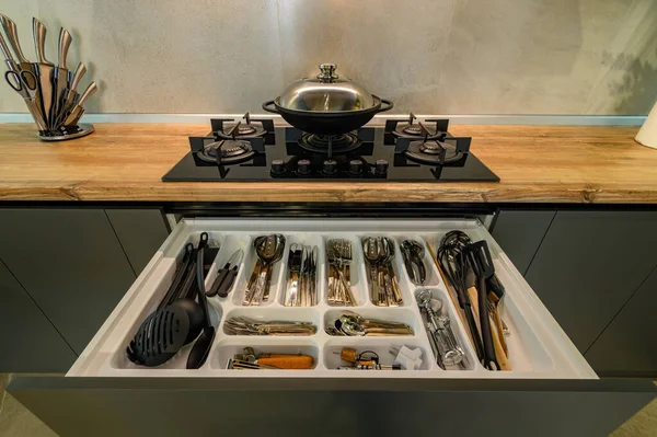 Modern mewah abu-abu gelap dapur besar dengan laci ditarik — Stok Foto