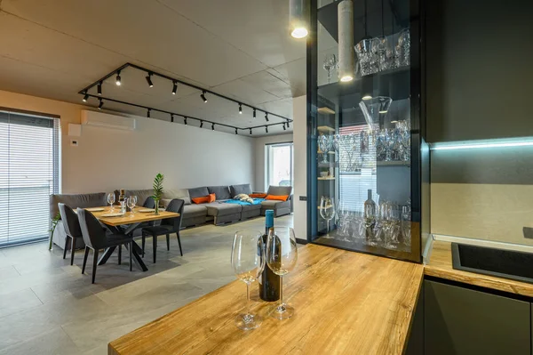 Yemek masası olan modern, büyük, lüks bir stüdyo daire.