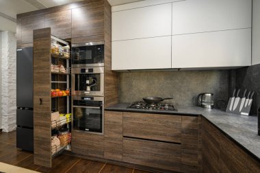 Modern lüks büyük koyu kahverengi, gri ve siyah mutfak detayları