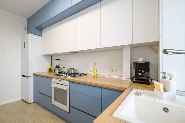 Μοντέρνο μπλε-teal χρωματιστά έπιπλα κουζίνα εσωτερικό — Φωτογραφία Αρχείου