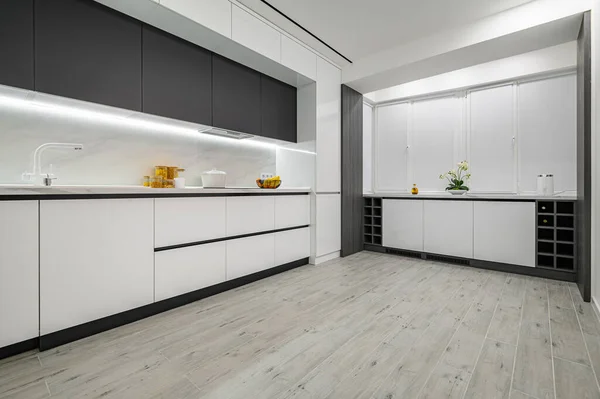 Πολυτελής λευκή και μαύρη μοντέρνα μαρμάρινη κουζίνα — Φωτογραφία Αρχείου