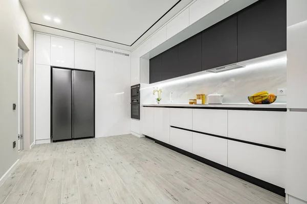 Lusso bianco e nero moderna cucina in marmo — Foto Stock