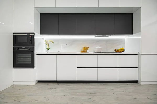 Luxury white and black modern marble kitchen, front view — Stock Photo, Image