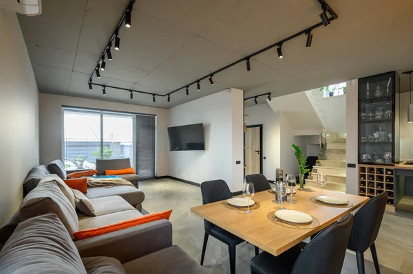 식탁 이 있는 현대식 호화 스튜디오 아파트 — 스톡 사진