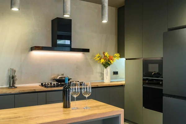 Moderní velké luxusní tmavě šedá kuchyně detailní up — Stock fotografie