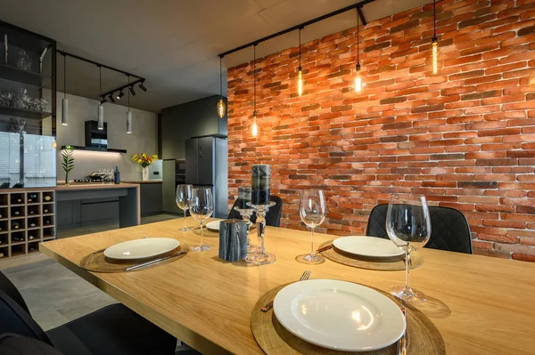 Moderní luxusní tmavě šedá a černá kuchyně s jídelním stolem — Stock fotografie