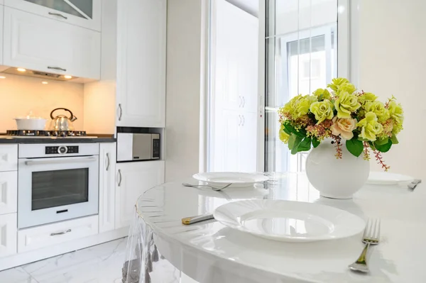 Luxe witte moderne keuken interieur — Stockfoto