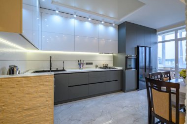 Lüks beyaz ve koyu gri modern mutfak.