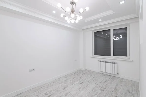 Ruang kosong putih modern dengan jendela — Stok Foto