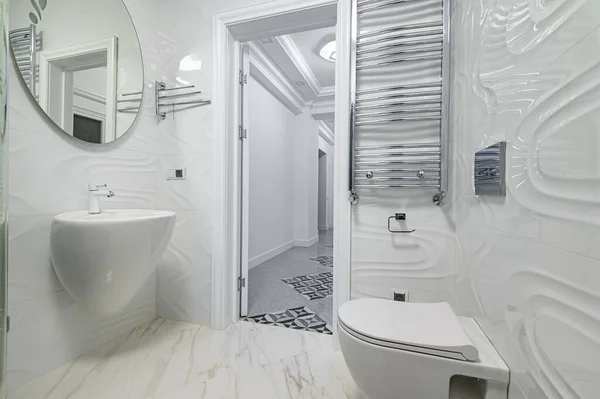 Modern luxury white and chrome bathroom — Stock Photo, Image