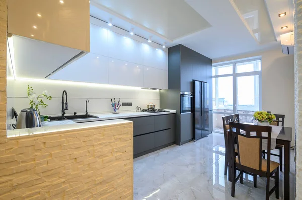 Lüks beyaz ve koyu gri modern mutfak.