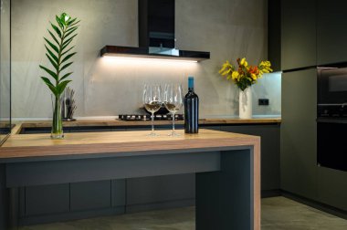 Mutfağı olan büyük, modern bir stüdyo daire.