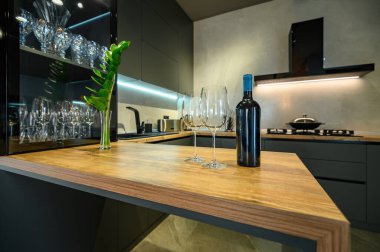 Mutfağı olan büyük, modern bir stüdyo daire.