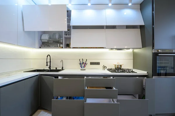 Роскошный белый и темно-серый интерьер кухни — стоковое фото