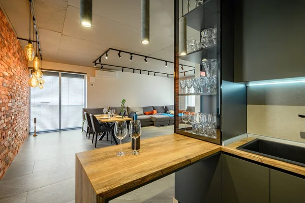 Moderní velký luxusní studio apartmán s jídelním stolem — Stock fotografie