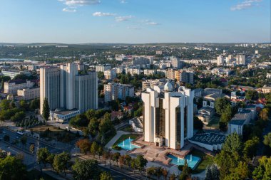 Cumhurbaşkanlığı binasının hava aracı görüntüsü güneş doğarken mavi gökyüzü ile Chisinau 'da, Moldova