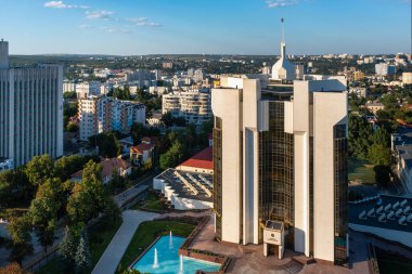 Chisinau, Moldova. Cumhurbaşkanlığı Sarayı ve Tarım ve Gıda Sanayi Bakanlığı 'nın insansız hava aracı görüntüsü
