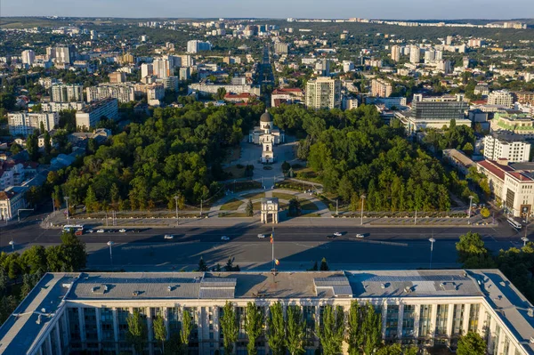 Widok z powietrza na Dom Rządowy i Park Katedralny w centrum Kiszyniowa, stolicy Mołdawii, o zachodzie słońca Kiszyniów, Mołdawia — Zdjęcie stockowe