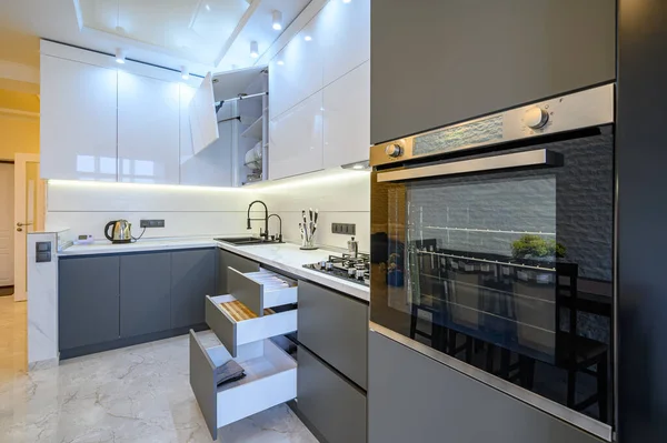 Lüks beyaz ve koyu gri modern mutfak.