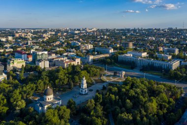 Moldova 'nın başkenti Chisinau' nun merkezindeki Katedral Parkı ve Hükümet Binası 'nın hava görüntüsü gün batımında