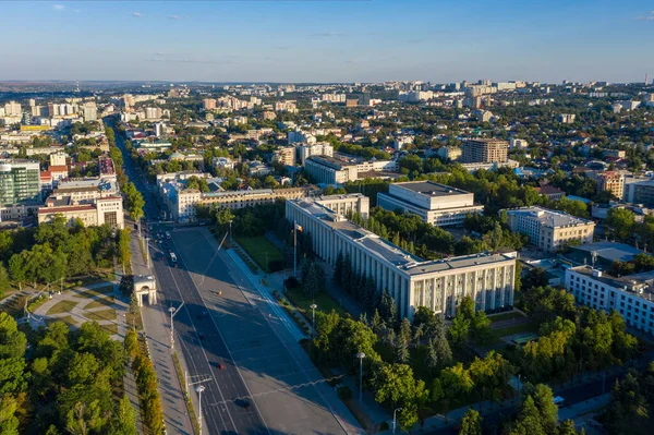 Вид з повітря на площу великих національних зборів і будинок уряду в центрі Чісінау, столиці Молдови, на заході сонця. — стокове фото