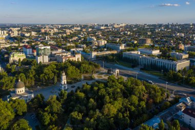 Moldova 'nın başkenti Chisinau' nun merkezindeki Katedral Parkı ve Hükümet Binası 'nın hava görüntüsü gün batımında