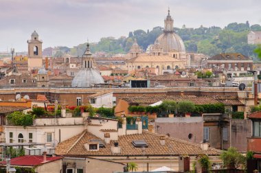 Roma 'nın panoramik manzarası katolik basilikler ve anıtlarla, İtalya