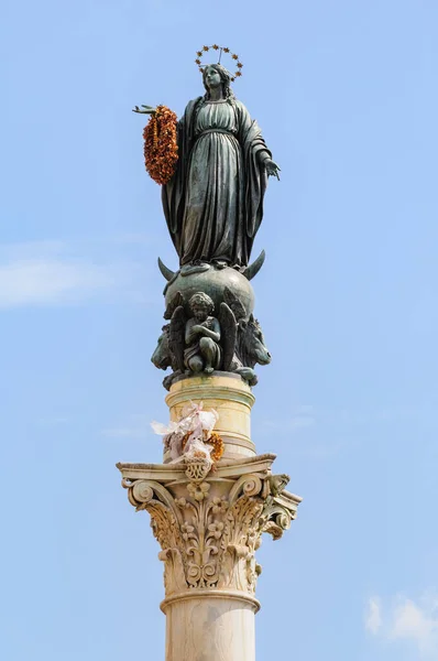 Колона Непорочного Зачаття (англ. The Column of the Immaculate Conception) - монумент дев'ятнадцятого століття, що зображує блаженну Діву Марію, П'яццу ді Спанья. Рим (Італія) — стокове фото