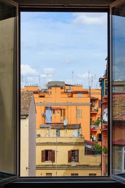 Tipik pencere manzarası Roma, İtalya 'da kiremit çatılı eski konut binaları — Stok fotoğraf