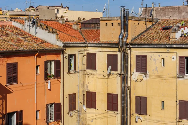 Typický pohled na obvyklé staré obytné budovy s dlaždicovými střechami v Římě, Itálie — Stock fotografie