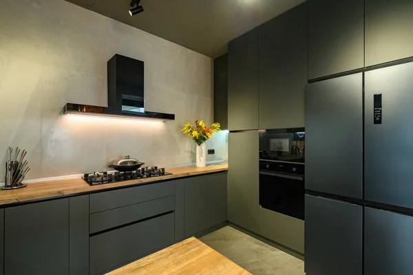 Сучасна велика розкішна темно-сіра кухня крупним планом — стокове фото