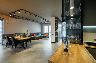 Yemek masası olan modern, büyük, lüks bir stüdyo daire.