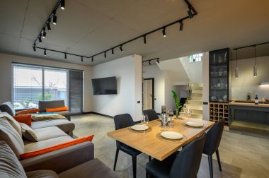 Yemek masası olan modern, büyük, lüks bir stüdyo daire.