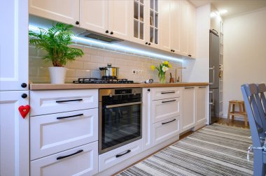 Rahat, modern, iyi tasarlanmış mutfak iç mimarisi.