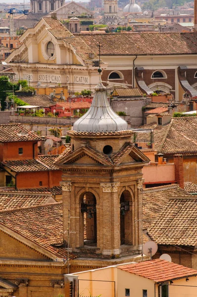 Vista de detalhe para os telhados de Roma com basílica católica e monumentos, Itália — Fotografia de Stock