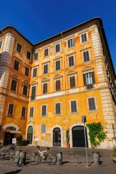 Vista típica de edificios residenciales antiguos habituales en Roma, Italia —  Fotos de Stock