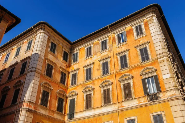 Vista típica de habituais edifícios residenciais antigos em Roma, Itália — Fotografia de Stock