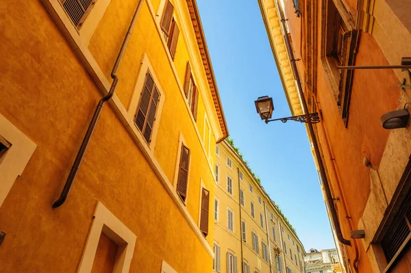 Strade strette con vecchi edifici residenziali mediavali a Roma — Foto Stock