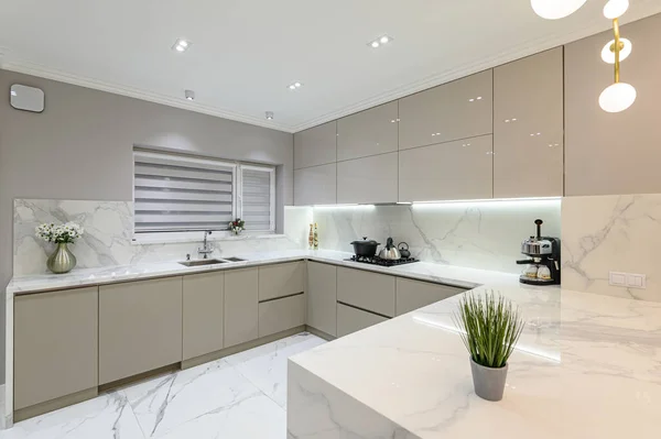 Luxusní bílá moderní mramorová kuchyň ve studiu prostoru — Stock fotografie