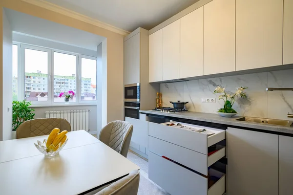 Moderno cinza e branco interior da cozinha — Fotografia de Stock