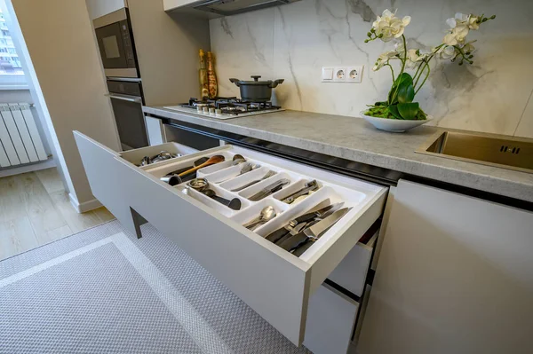 Moderní šedobílá kuchyně interiér — Stock fotografie