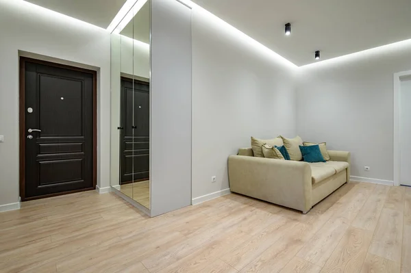 Interior del elegante vestíbulo de entrada de apartamentos de moda — Foto de Stock