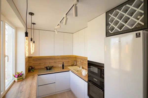 Moderní bílý a béžový dřevěný interiér kuchyně — Stock fotografie