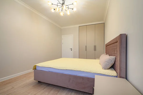 Interior de dormitorio moderno beige y marrón con cama doble — Foto de Stock