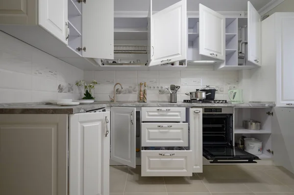 Luxus fehér modern konyhabútor nyitott ajtókkal — Stock Fotó