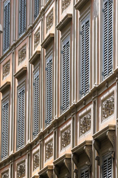 Vintage rainessance house with window shutters in summer in medieval Trastevere district of Rome, Italy — Stock Photo, Image