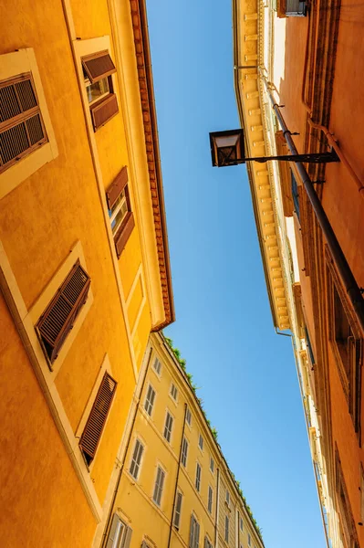Smala gator med gamla medeltida bostadshus i Rom, Italien — Stockfoto