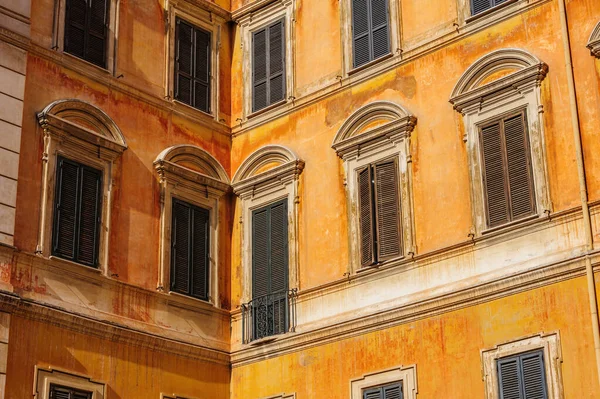 Окна обычных старых жилых зданий в Риме, Италия — стоковое фото
