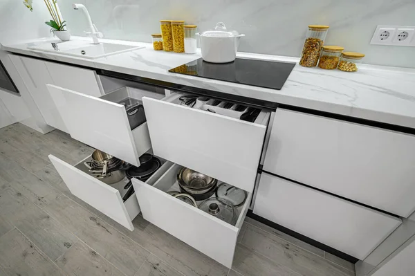 Luxuoso branco e preto moderno interior da cozinha, gavetas puxadas para fora — Fotografia de Stock