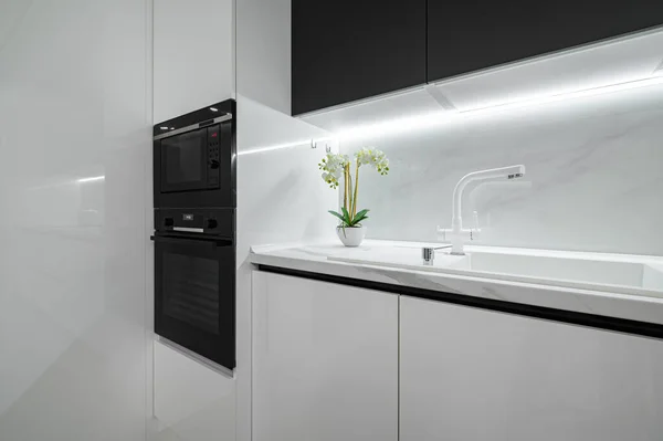 Lujo blanco y negro moderna cocina de mármol — Foto de Stock